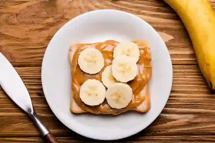 tostadas de crema de almendras y plátano