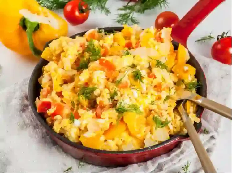 revuelto de huevo con tomate