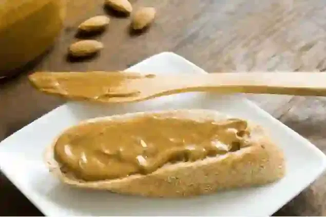 pan con mantequilla de almendras