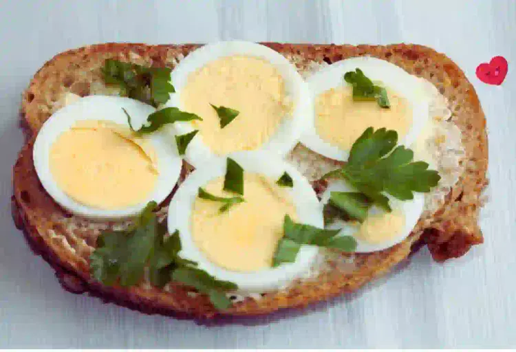 huevo cocido con pan integral