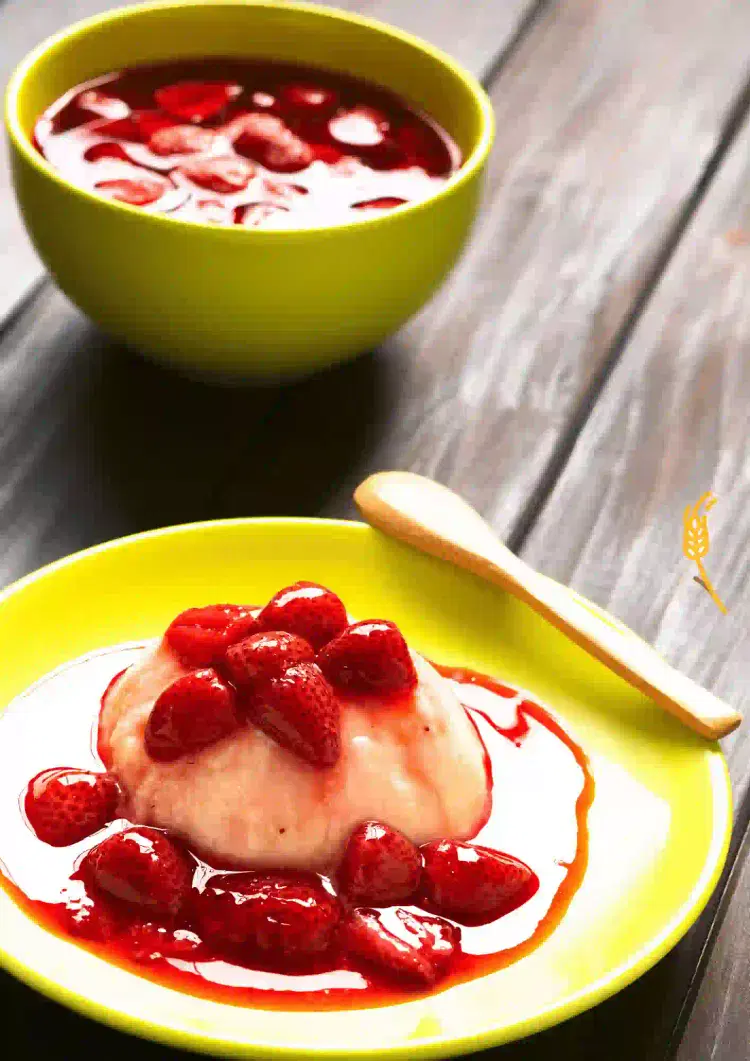 sémola con leche y salsa de fresa